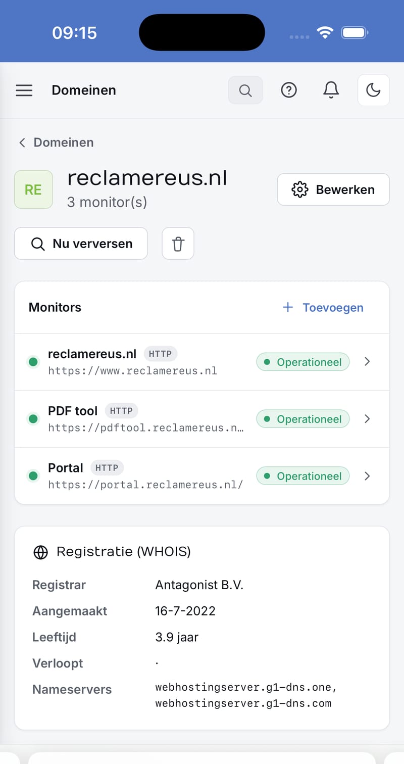 Domein-detail Domein-detail op mobiel met monitors en WHOIS-gegevens
